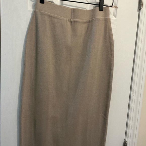 Elegant Tan knit Skirt - Picture 5 of 8